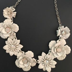 Costume jewelry Gemstone White flowers necklace